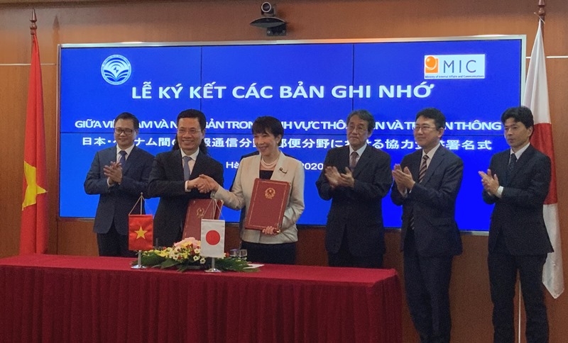 Bộ trưởng TT và TT Nguyễn Mạnh Hùng cùng bà Takaichi Sanae, Bộ trưởng Nội vụ và Truyền thông Nhật Bản ký Biên bản ghi nhớ hợp tác