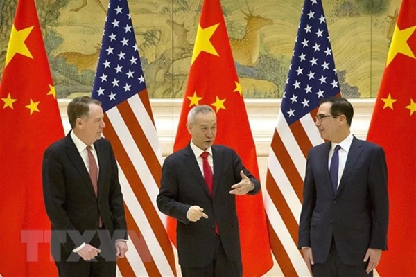 Đại diện Thương mại Mỹ Robert Lighthizer, Phó Thủ tướng Trung Quốc Lưu Hạc và Bộ trưởng Tài chính Mỹ Steven Mnuchin trước vòng đàm phán thương mại ở Bắc Kinh ngày 14/2 (Ảnh: AFP/TTXVN)