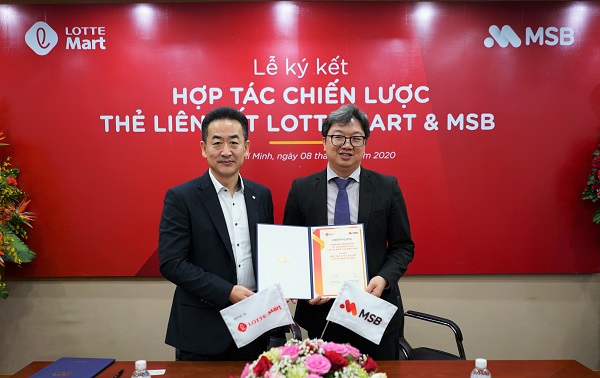 Ông Kang Min Ho, Tổng giám đốc LOTTE Mart Việt Nam và ông Nguyễn Hoàng Linh, Phó Tổng giám đốc MSB đại diện hai bên ký kết hợp tác
