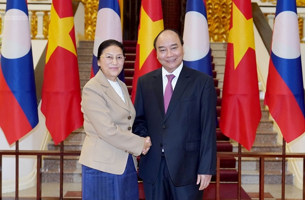 Thủ tướng Nguyễn Xuân Phúc tiếp Chủ tịch Quốc hội Lào Pany Yathotou (Ảnh: VGP/Quang Hiếu)