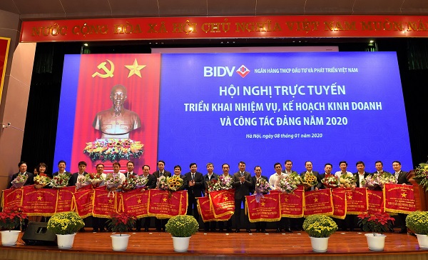 Thống đốc NHNN Lê Minh Hưng tặng cờ thi đua của NHNN cho các tập thể, đơn vị tại BIDV