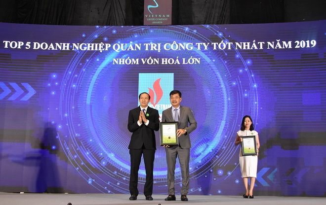 Ảnh: Ông Lê Cự Tân – Tổng giám đốc đại diện DPM nhận giải thưởng