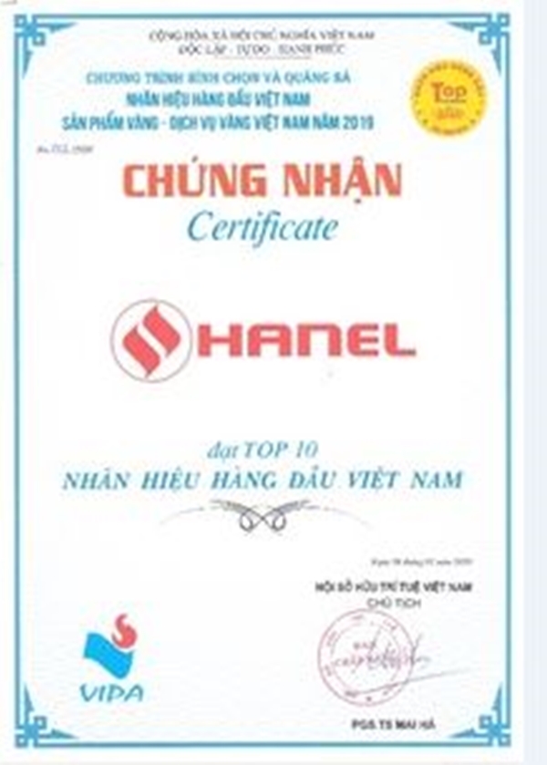 Bà Nguyễn Minh Trang - Phó Tổng Giám đốc Hanel nhận chứng nhận 