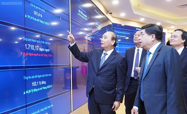 Thủ tướng Nguyễn Xuân Phúc thăm Trung tâm điều hành của Bộ KH&ĐT (Ảnh: VGP/Quang Hiếu)