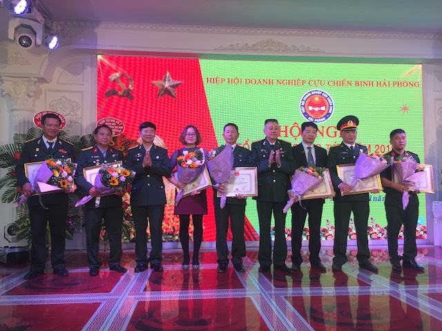 Đ/c Lê Ngọc Hà - Chủ tịch Hiệp hội DNCCB Hải Phòng trao quyết định kết nạp 7 hội viên mới