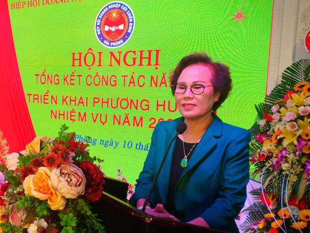 Bà Nguyễn Thị Bảo Hiền phát biểu chúc mừng và chỉ đạo Hiệp hội DNCCB Hải Phòng