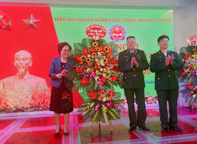 Bà Nguyễn Thị Bảo Hiền - Phó chủ tịch Thường trực Hiệp hội Doanh nghiệp CCB Việt Nam tặng hoa chúc mừng Hiệp hội DNCCB Hải Phòng