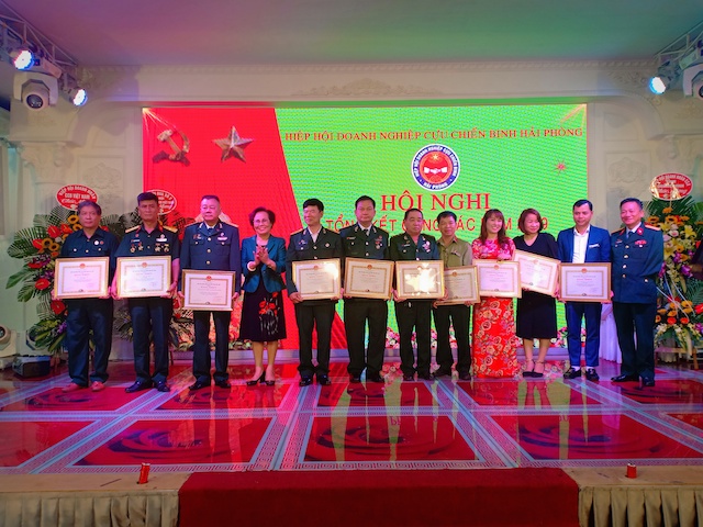 Các DN hội viên và các cá nhân tiêu biểu nhận được Bằng khen của Hiệp hội DNCCB Việt Nam