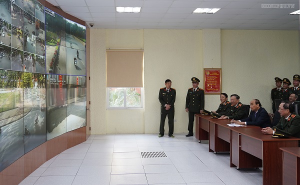 Thủ tướng Nguyễn Xuân Phúc thăm Trung tâm chỉ huy của Bộ Tư lệnh Cảnh vệ (Ảnh: VGP/Quang Hiếu)
