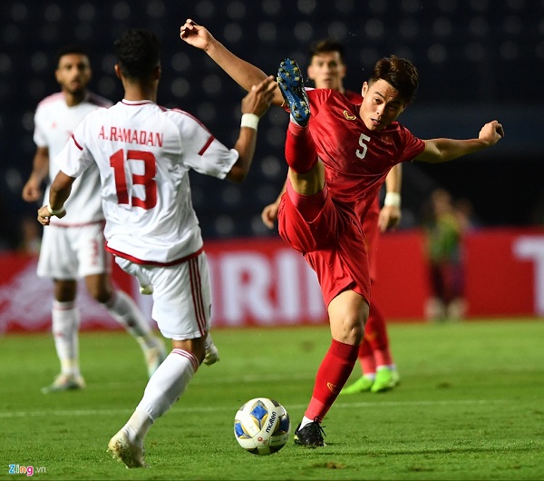 Đức Chiến chơi thiếu cảm giác bóng của U23 Việt Nam trận gặp UAE (Ảnh: Hoàng Hà)