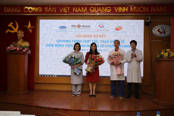 Đại diện BV tim Hà Nội tặng hoa cảm ơn đến tổ chức MD1World, đại diện cty Vinamilk và Quỹ Đạo Phật ngày nay.