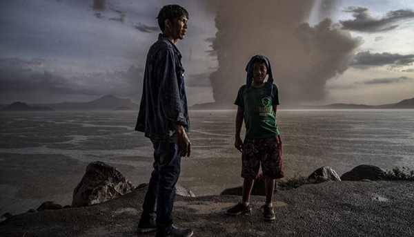 Người dân Philippines ở gần khu vực núi lửa Taal phun trào, ngày 12/1 (Ảnh: Getty/Bloomberg)