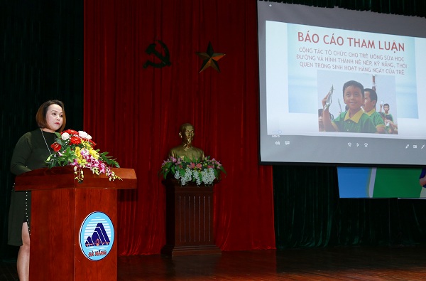 Bà Nguyễn Thị Thu Anh – Đại diện nhóm lớp độc lập Sunny, quận Hải Châu, Đà Nẵng chia sẻ về công tác tổ chức cho trẻ uống sữa học đường tại trường đã hình thành nền nếp, kỹ năng, thói quen trong sinh hoạt cho các em.