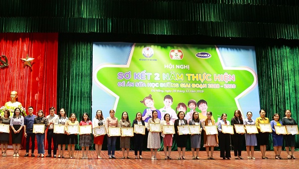Ban Tổ chức tuyên dương 38 tập thể và 35 cá nhân có thành tích xuất sắc trong công tác tổ chức triển khai thực hiện chương trình Sữa học đường tại Đà Nẵng.
