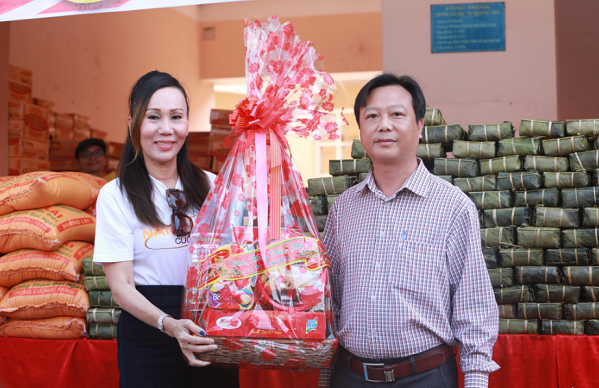 Bà Đinh Thị Thanh Nhàn – đại diện Phúc Ngọc Anh nhận chứng nhận Nhãn hiệu hàng đầu Việt Nam 2019