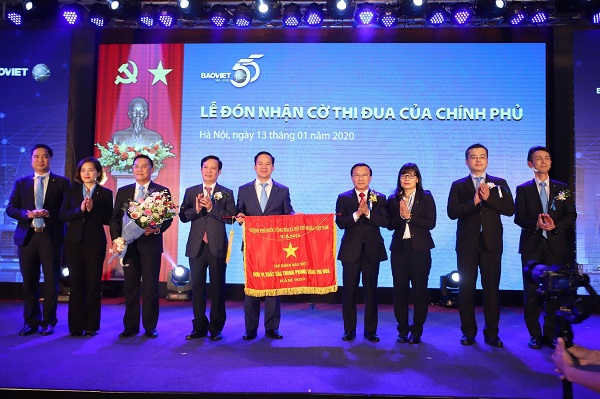Tập đoàn Bảo Việt nhận Cờ thi đua của Chính phủ