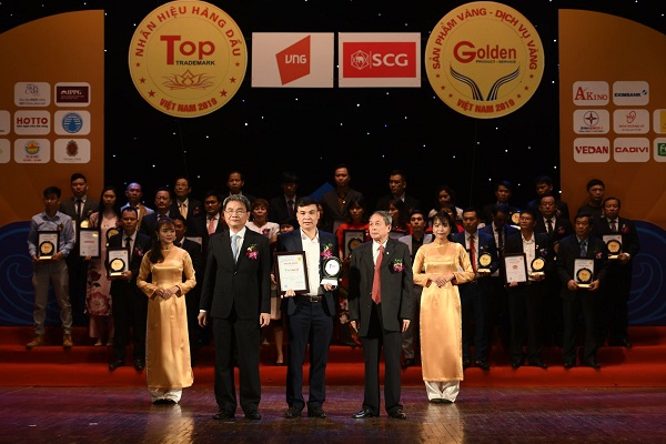 Ông Nguyễn Văn Sơn – Phó tổng Giám đốc Vietmed nhận chứng nhận và kỷ niệm chương của chương trình
