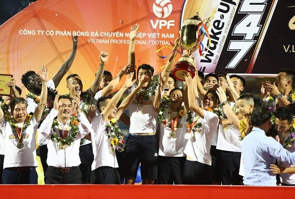 CLB bóng đá Hà Nội nâng Cup vô địch V-League 2019