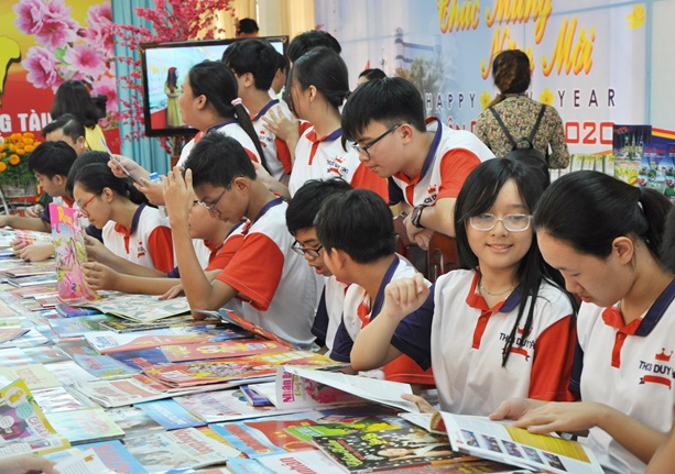 Các em học sinh đọc báo tại Hội Báo Xuân