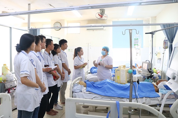 Trực tiếp những bác sĩ tại bệnh viện 199 – Bộ Công An hướng dẫn sinh viên thực tế