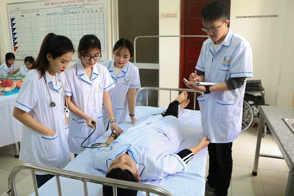 Sinh viên Cao đẳng Công nghệ Y Dược Việt Nam thực hành tại phòng thực hành đặt tại bệnh viện 199 – Bộ Công An