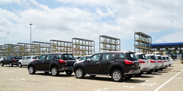 Các hãng xe ô tô ra sức giảm giá, xả hàng tồn trước Tết