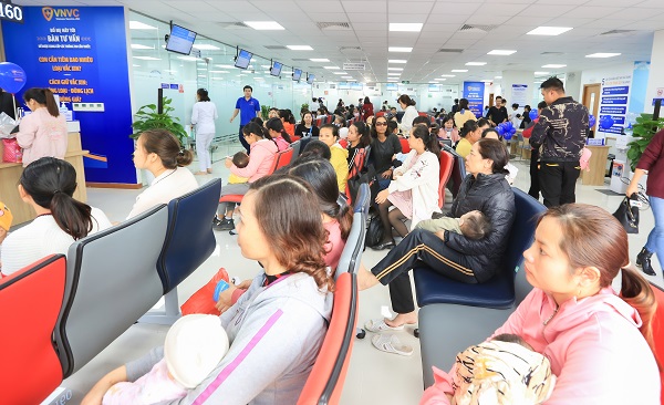 Hàng trăm khách hàng đã đến trải nghiệm dịch vụ tiêm chủng cao cấp tại VNVC Nam Định ngay trong ngày khai trương.