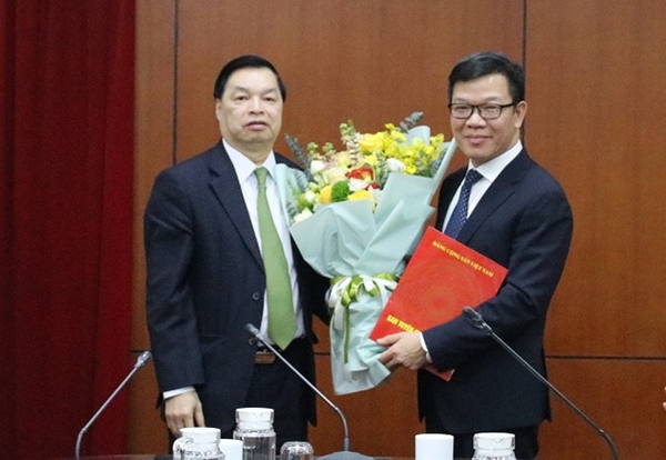 Phó trưởng ban Tuyên giáo Trung ương Lê Mạnh Hùng trao Quyết định và tặng hoa chúc mừng tân Phó vụ trưởng Tống Văn Thanh