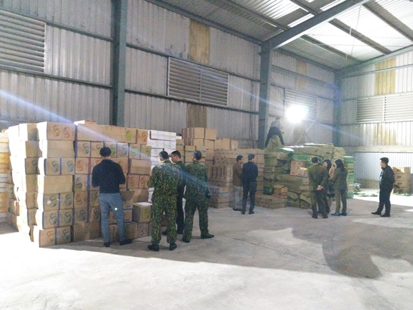 Lào Cai: Phát hiện cơ sở chứa hơn 1 tấn bánh kẹo nhập lậu về bán Tết