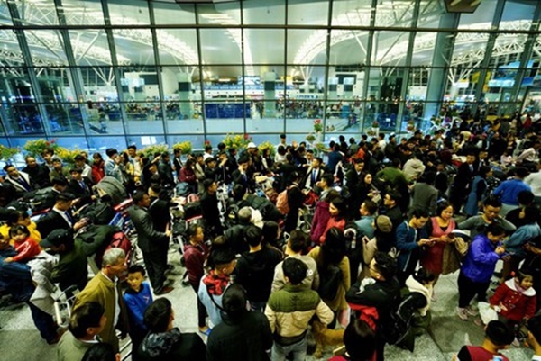 Hành khách đi máy bay cần chủ động check-in online trước khi đến sân bay