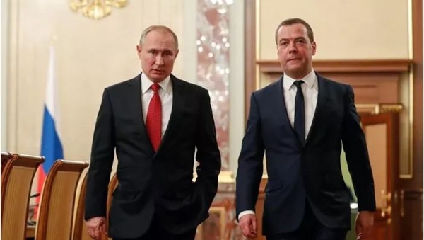 Tổng thống Nga Vladimir Putin (trái) và Thủ tướng Dmitry Medvedev trò chuyện trước một cuộc họp với các thành viên chính phủ tại Moscow, Nga ngày 15/1/2020 (Ảnh: Reuters)
