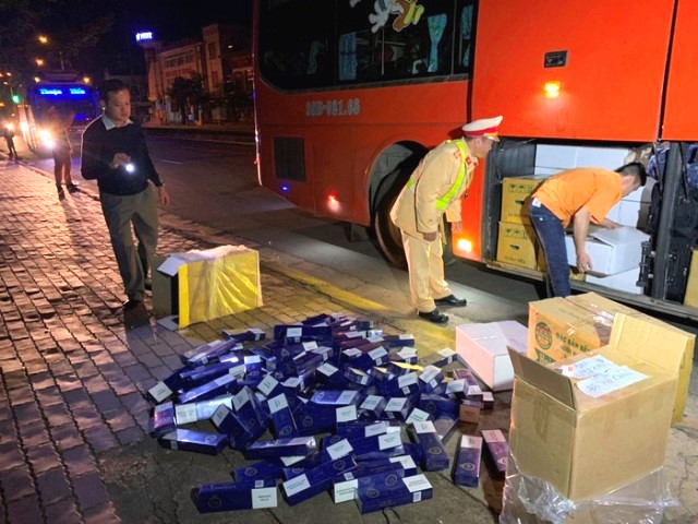 Đắk Lắk: Ngụy trang thùng ghi "Đồ thờ cúng" nhưng đựng thuốc lá lậu