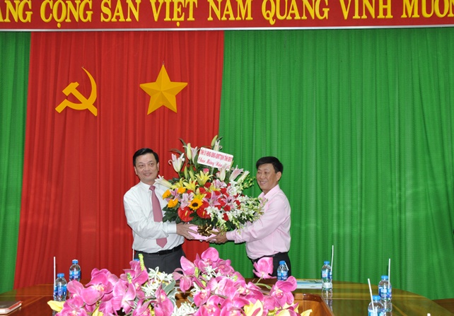 Ông Dương Minh Tú nhận lẵng hoa chúc mừng năm mới của PCT Nguyễn Thành Long