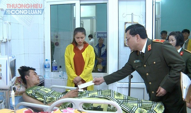 Thiếu tướng Nguyễn Hải Trung, Giám đốc Công an tỉnh đã đến thăm, động viên các đồng chí bị thương .