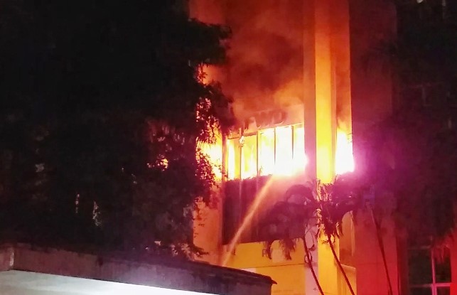Vụ cháy bùng phát dữ dội từ tầng 2 và tầng 3 của tòa nhà