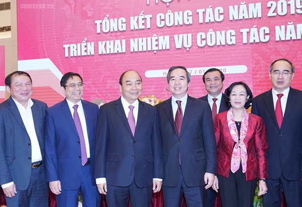 Thủ tướng Nguyễn Xuân Phúc và các đồng chí lãnh đạo Đảng, Nhà nước dự Hội nghị (Ảnh: VGP/Quang Hiếu)