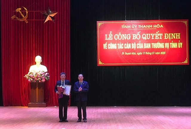 Ông Trịnh Văn Chiến, Ủy viên trung ương đảng, Bí thư Tỉnh ủy trao quyết định chuẩn y ông Lê Anh Xuân làm bí thư Thành Phố Thanh Hóa