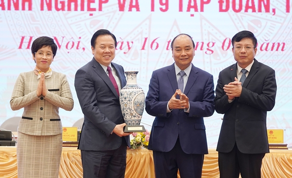 Thủ tướng Nguyễn Xuân Phúc tặng quà cho Ủy ban Quản lý vốn Nhà nước tại doanh nghiệp (Ảnh: VGP/Quang Hiếu)