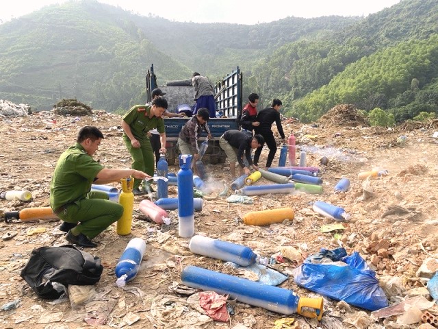 Đà Nẵng: Hàng loạt lô hàng lậu, hàng giả các thương hiệu nổi tiếng bị tiêu huỷ.