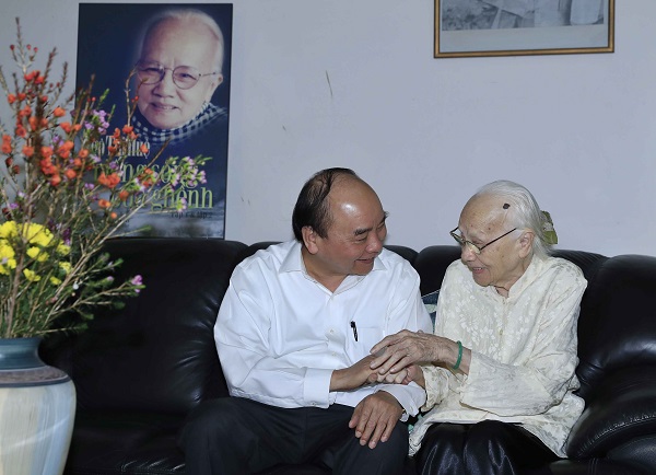 Thủ tướng Nguyễn Xuân Phúc trò chuyện với bà Ngô Thị Huệ, Phu nhân cố Tổng Bí thư Nguyễn Văn Linh, năm nay đã 103 tuổi (Ảnh: VGP)