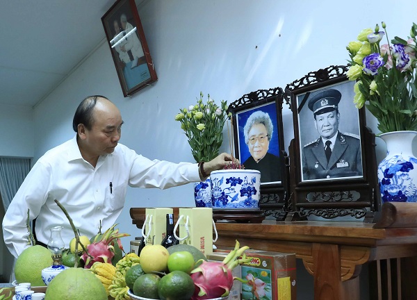 Thủ tướng Nguyễn Xuân Phúc dâng hương, tưởng nhớ nguyên Chủ tịch nước, Đại tướng Lê Đức Anh (Ảnh: VGP)