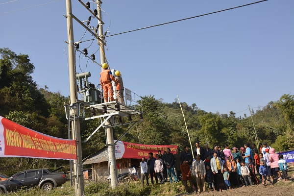 Công nhân Điện lực Mường Chà thực hiện thao tác đóng điện tại xã Nậm Chua