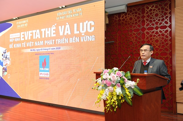 Ông Phùng Văn Hùng - Ủy viên thường trực Ủy ban Kinh tế của Quốc hội phát biểu tại Hội thảo