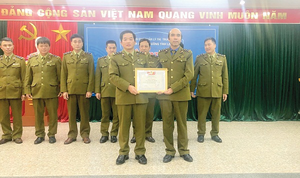 Q. Cục trưởng Cục QLTT Lạng Sơn, Đặng Văn Ngọc tặng giấy khen cho các cá nhân có thành tích xuất sắc