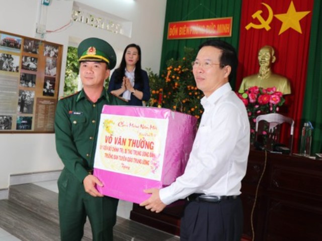 Trưởng ban Tuyên giáo Trung ương thăm và chúc Tết cán bộ, chiến sỹ biên phòng ở Quảng Ngãi