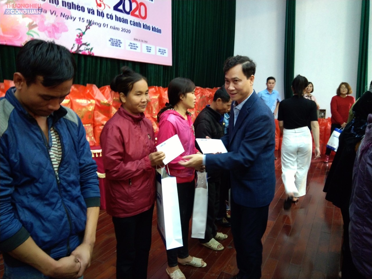 Phó Tổng Giám đốc Lê Mạnh Cường tặng quà các gia đình chính sách có hoàn cảnh khó khăn trên địa bàn Thị trấn Tây Đằng, huyện Ba Vì, Hà Nội