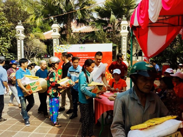 Hàng trăm phần quà Tết trao tặng bà con có hoàn cảnh khó khăn tại xã Long Khánh, tỉnh Đồng Tháp do Tập Đoàn Novaland phối hợp cùng gia đình cô giáo Nhế tổ chức.