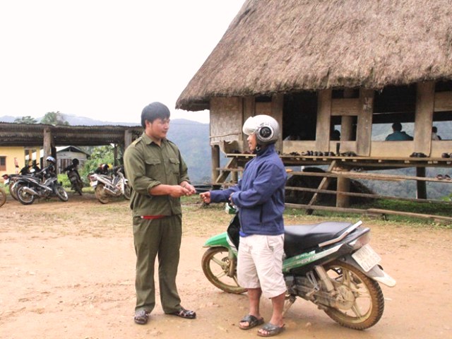 Người dân tự nguyện giao nộp xe máy cho công an viên