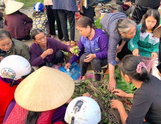 Hàng Cau , trầu được người mua quan tâm