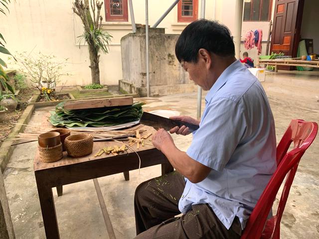 Khâu chuẩn bị cho việc gói bánh chưng tại Thạch Đồng- Hà Tĩnh